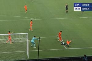 华体会平台-法比奥突入禁区倒地，主裁判最初给点球，VAR介入回看后取消点球
