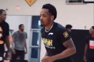 华体会官方网站-回归再来一年？上赛季FMVP巴里-布朗身穿广厦T恤参加球局