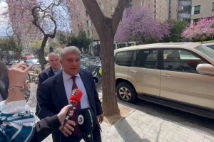 华体会-心情不错拉波尔塔与阿森纳球迷打招呼