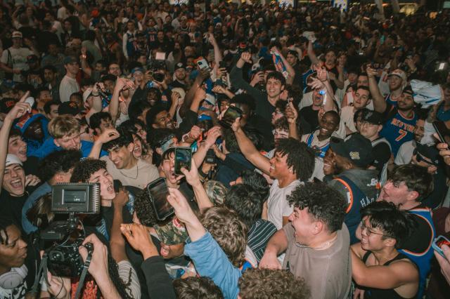 【现场】尼克斯时隔25年再进东决 纽约全城开启狂欢