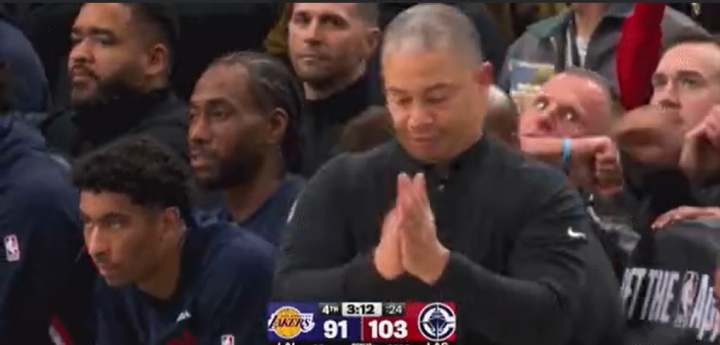 华体会官方网站-互搞心态~东契奇造犯规罚球不中 泰伦·卢起身鼓掌